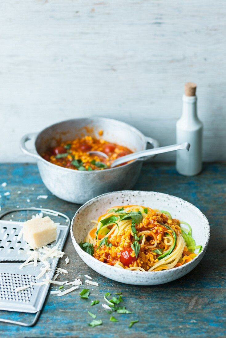 Spaghetti mit Zucchinistreifen und Lupinenbolognese