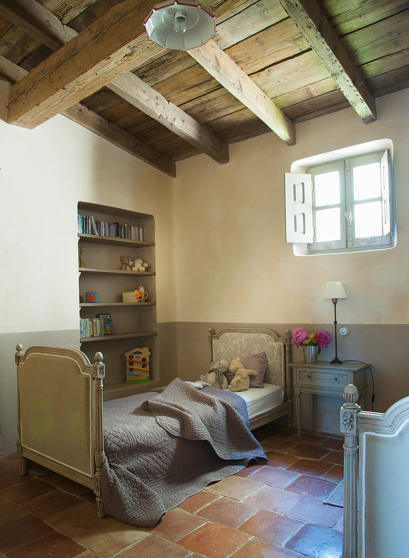 Kinderzimmer im französischen Landhausstil mit Holzbalkendecke