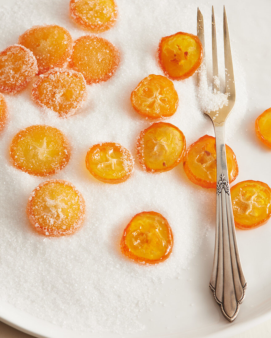 Kandierte Kumquat in Scheiben auf Kristallzucker