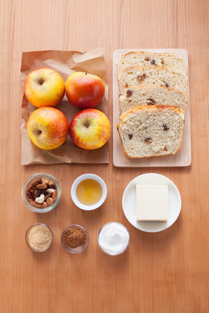 Zutaten für gegrillte Apfelscheiben mit Studentenfutter, Joghurt und Zimtstuten