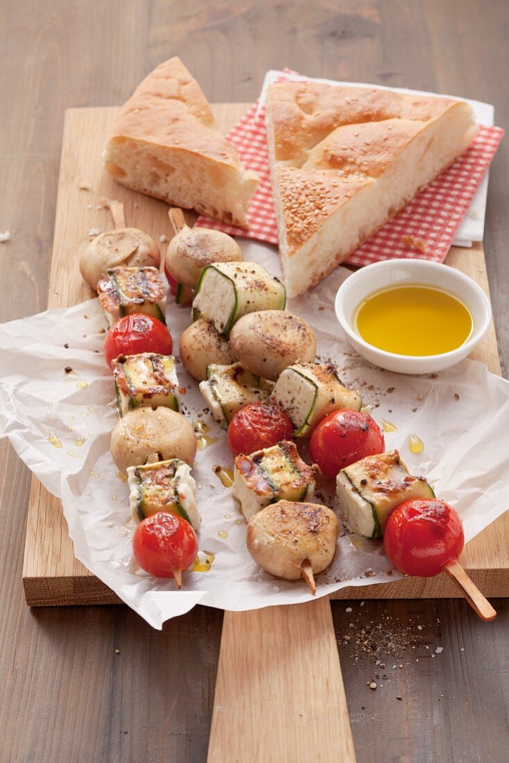 Feta and vegetable kebabs with flatbread