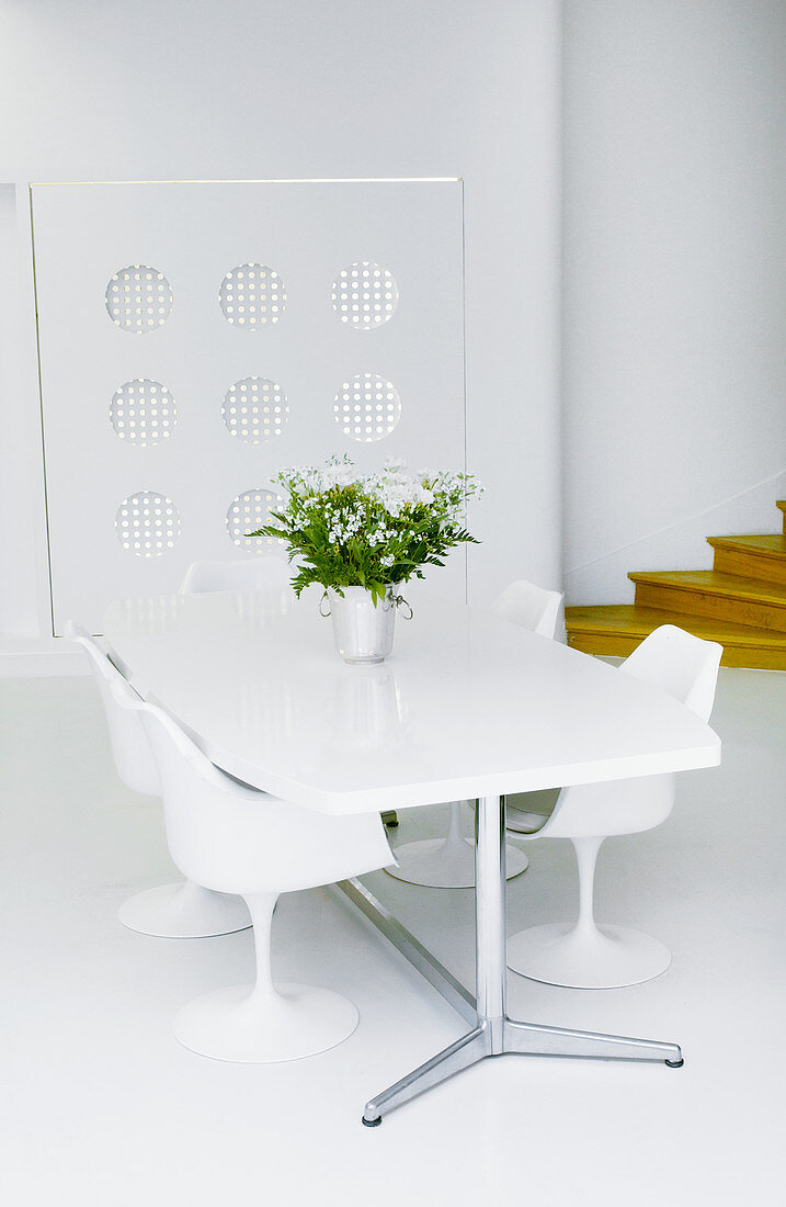Esszimmer ganz in Weiß mit Designermöbeln und Wanddeko