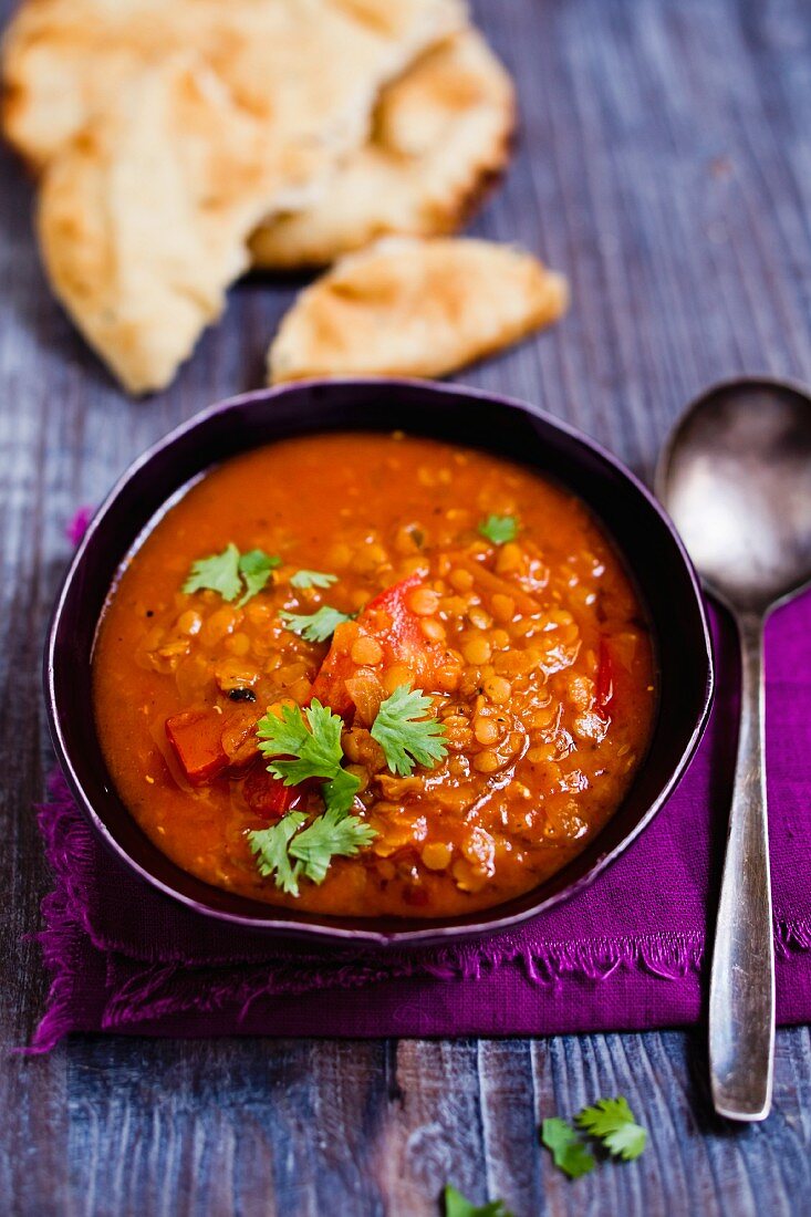 Rote Linsensuppe mit Tomaten und Koriandergrün