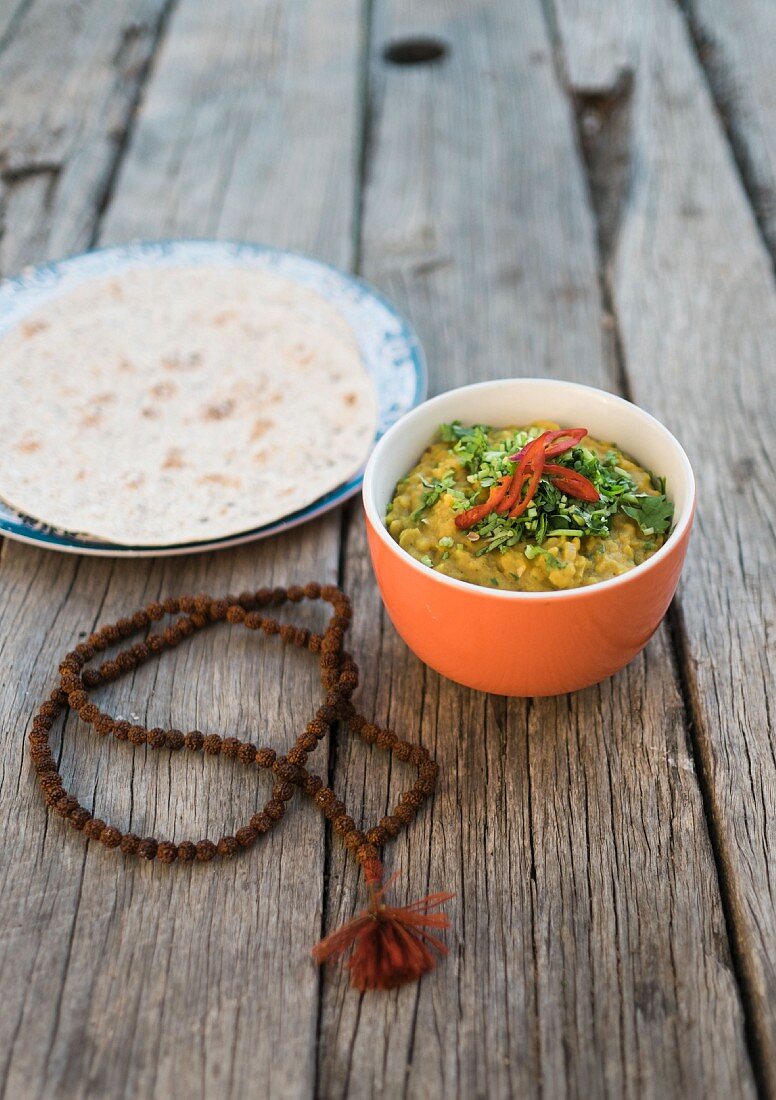 Indisches Dal mit Kokosmilch und Chili