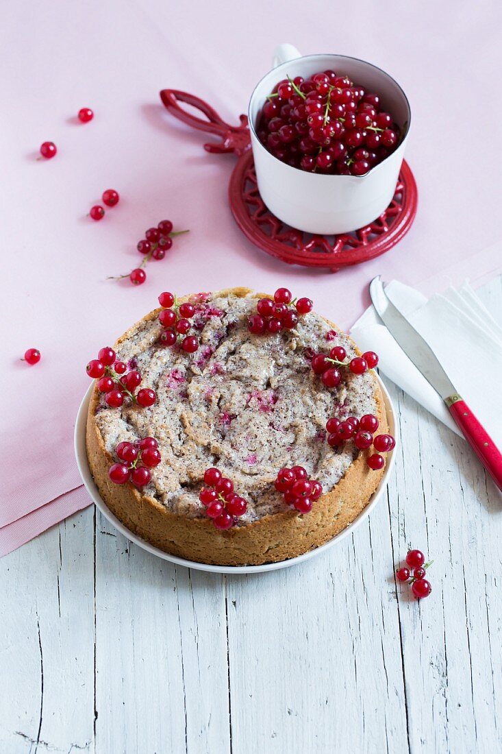 A hazelnut and meringue cake with redcurrants (low carb)