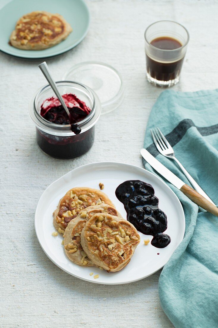 Banana and walnut pancakes with blueberry sauce (low carb)