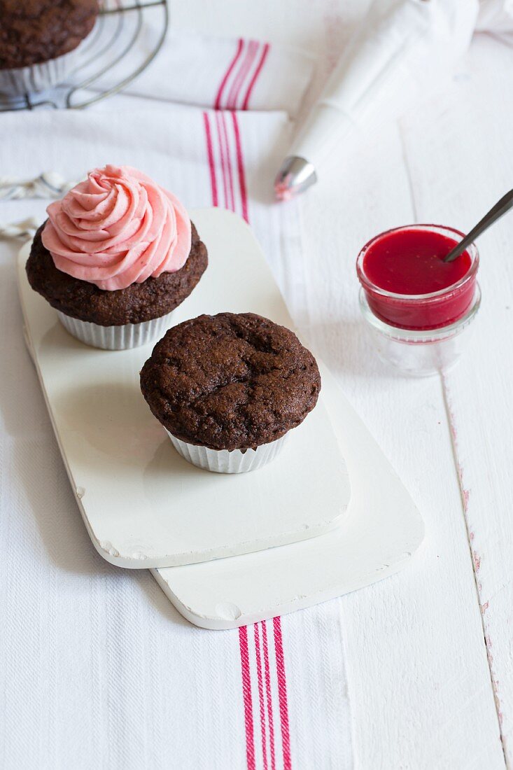 Schoko-Kaffee-Muffins mit Erdbeercreme garnieren