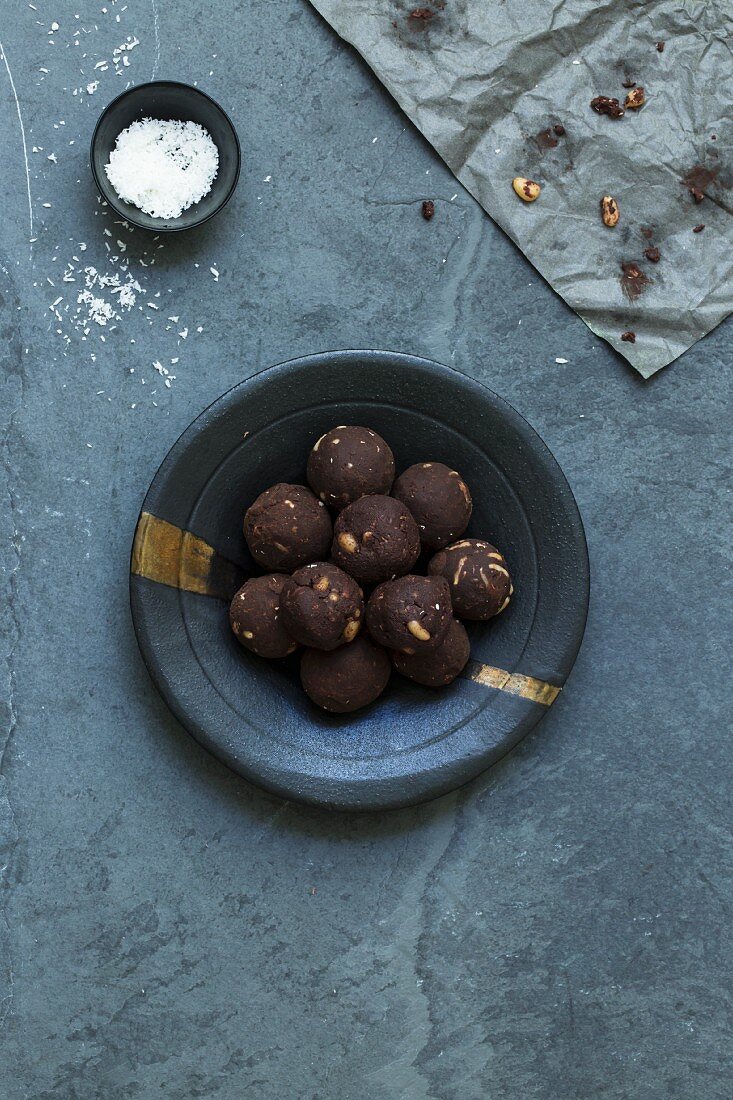 Chocolate and pine nut pralines with coconut (low-carb)