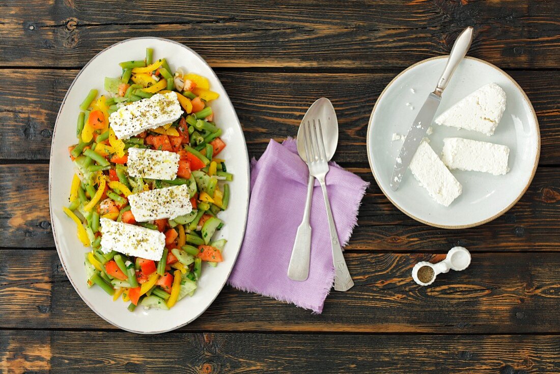 Bunter Gemüsesalat mit Frischkäse