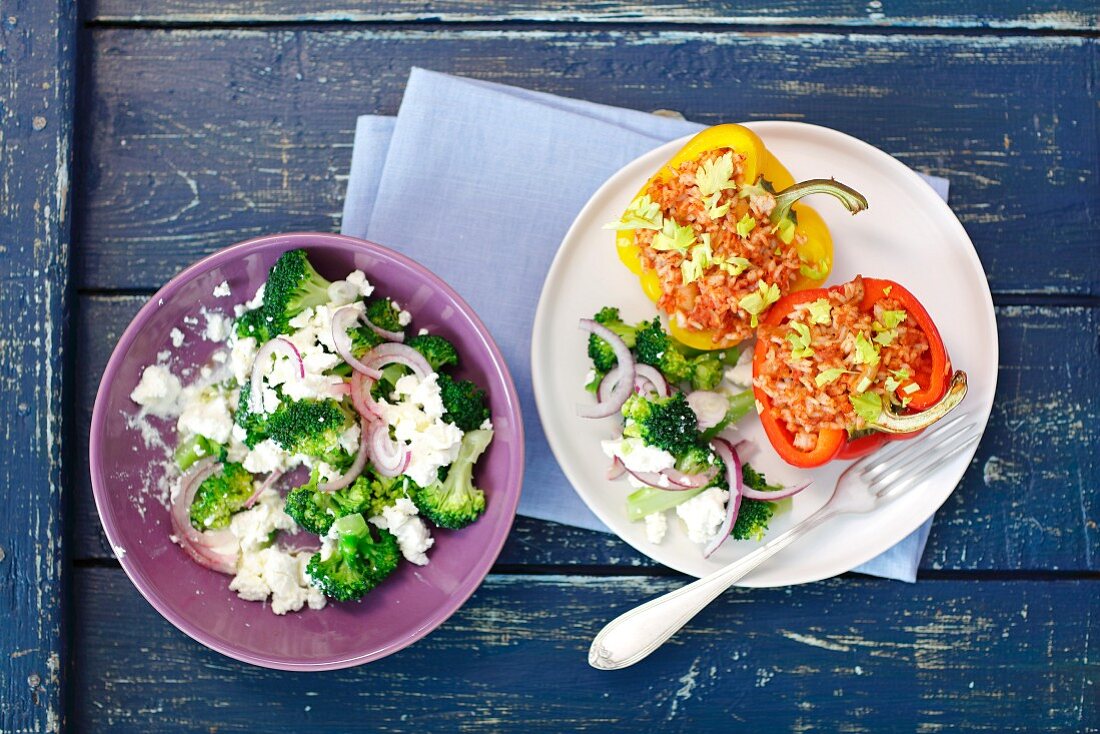 Gefüllte Paprika und Brokkoli mit Feta und roten Zwiebeln