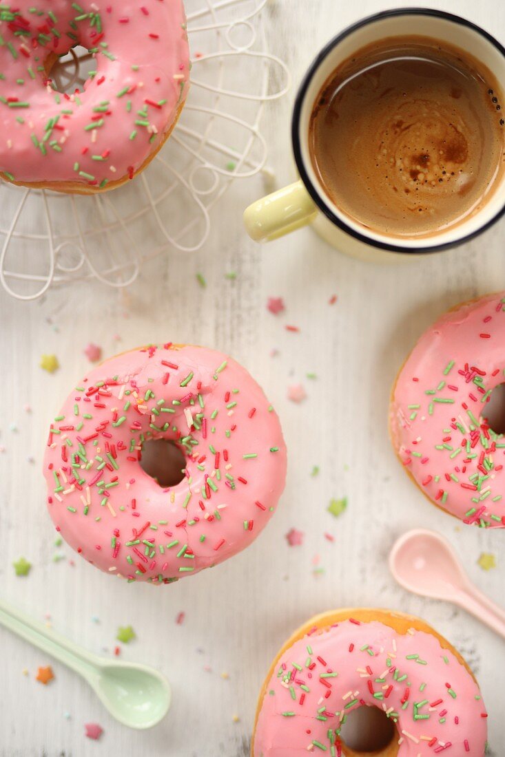 Pinke Donuts und Kaffee