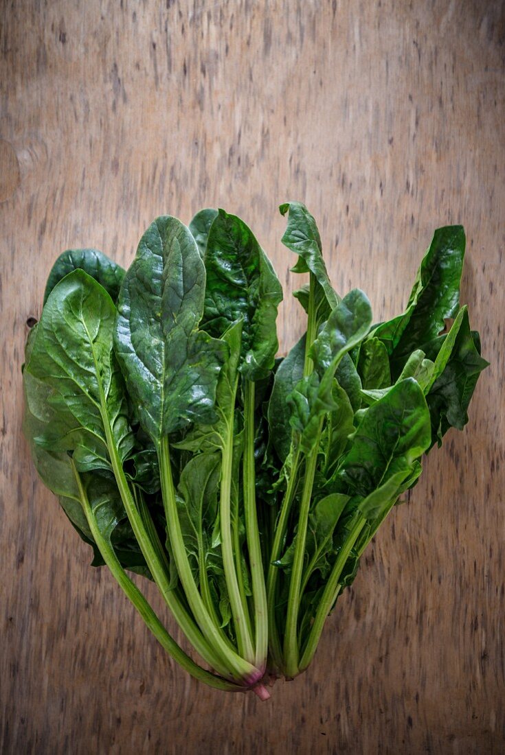 Fresh spinach (seen from above)