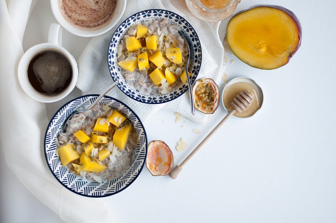Haferbrei mit Mango und Passionsfrucht zum Frühstück (Aufsicht)