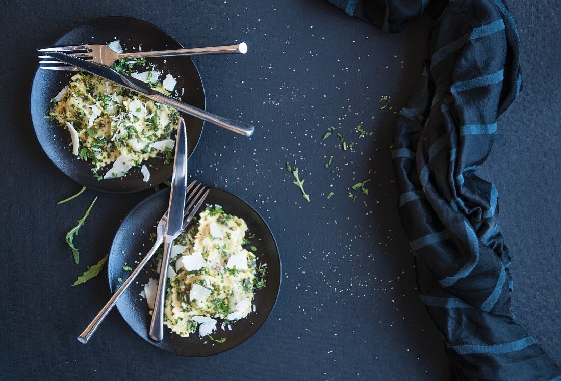 Ravioli mit Pesto und Rucola (Aufsicht)