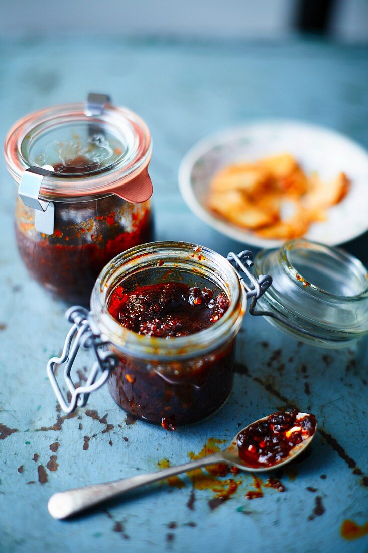 Selbstgemachte Chilipaste in Einmachgläsern