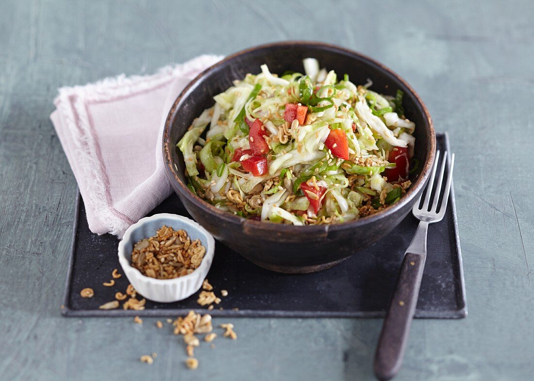 Pointed cabbage salad with fried noodles