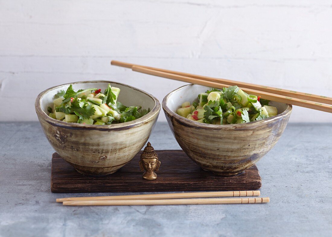 Thailändischer Gurkensalat mit Erdnüssen