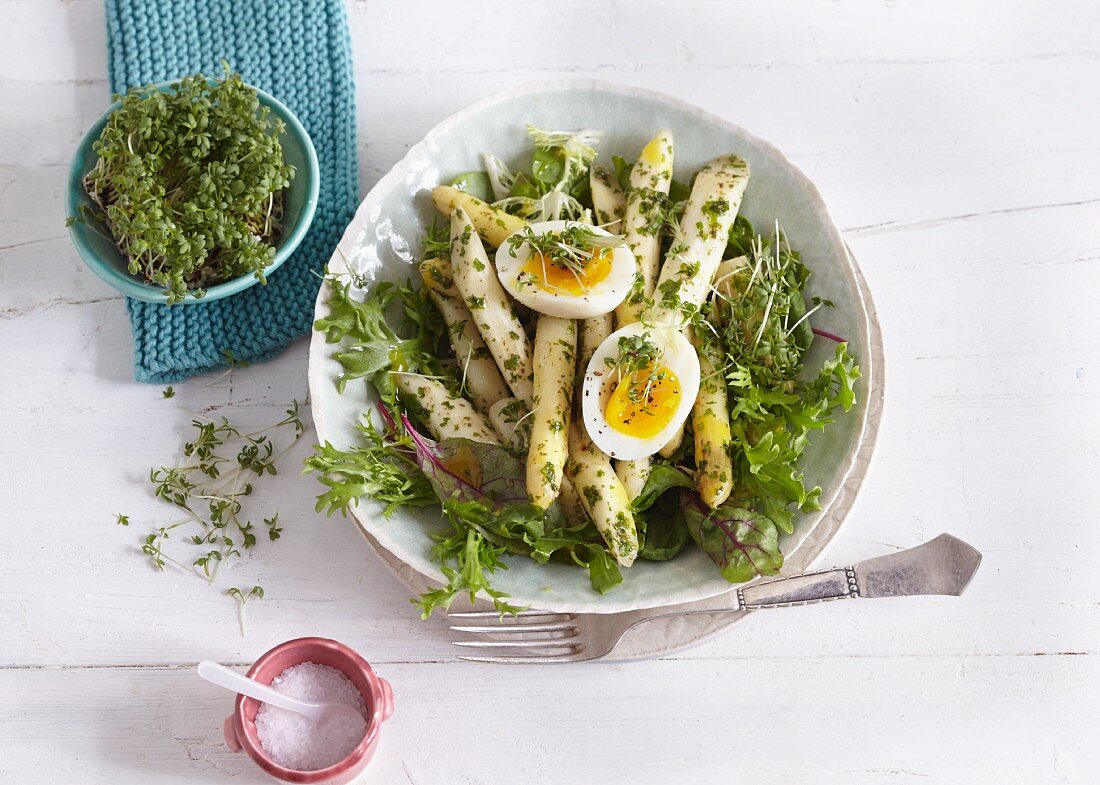 Frühlingssalat mit Spargel, hartgekochten Eiern und Kresse