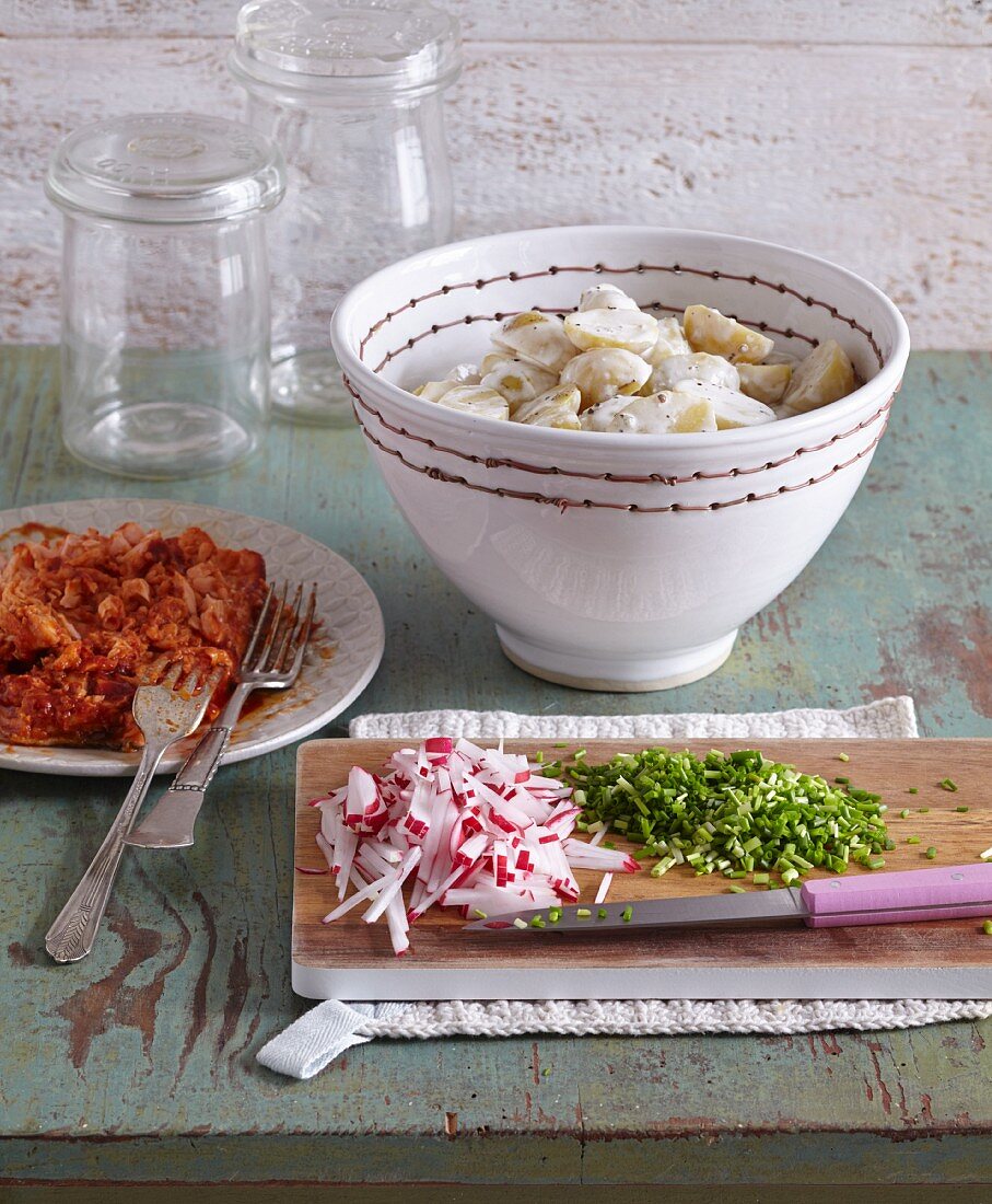 Potato salad with pulled salmon