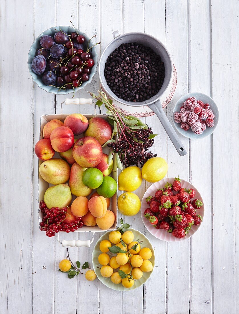 Heimische Früchte und Beeren für die Marmeladenherstellung (Aufsicht)