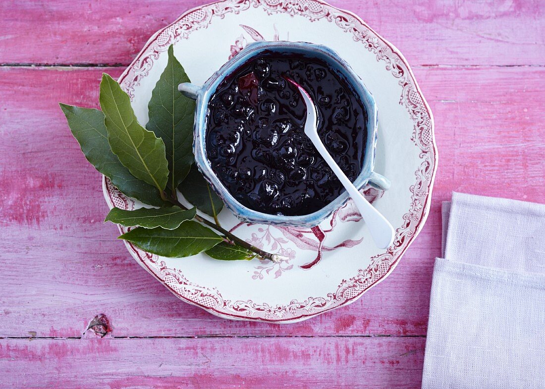 Schwarze Johannisbeerkonfitüre mit Lorbeer