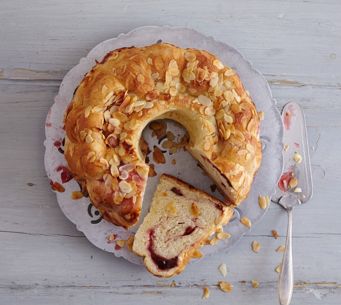 A sliced Bundt cake filled with stewed plums (seen from above)
