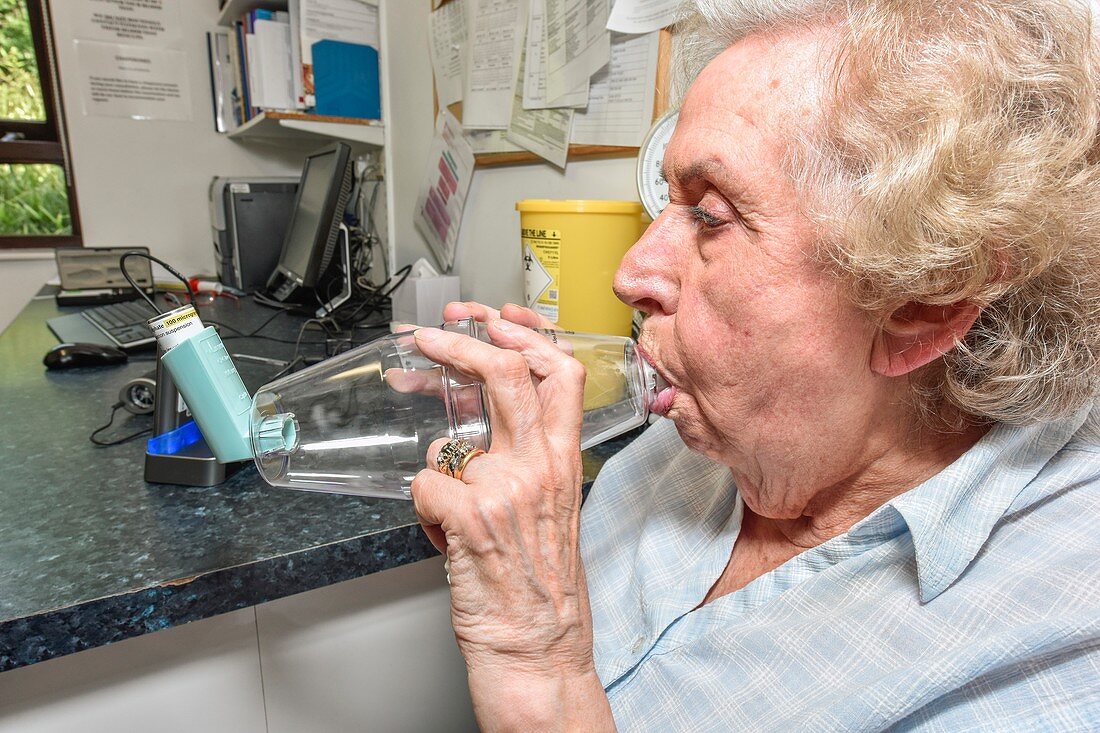 Inhaler use during lung function testing