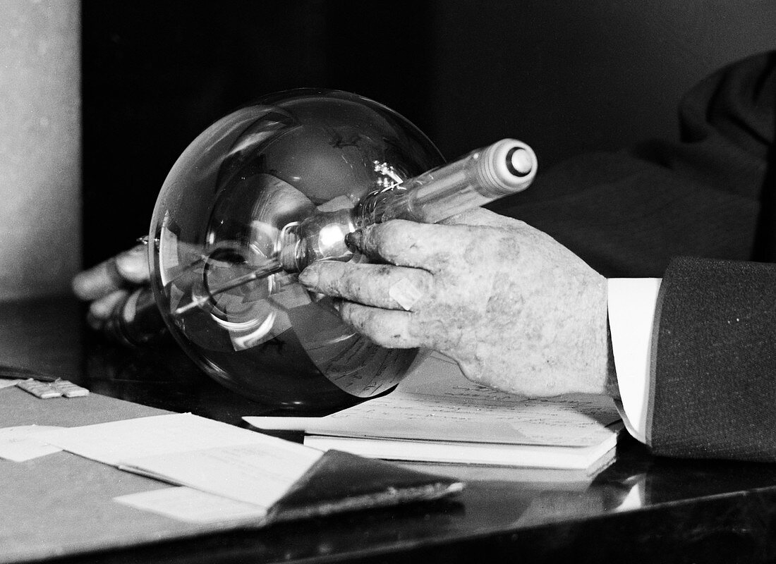 X-ray injuries to physician's hand, 1920s