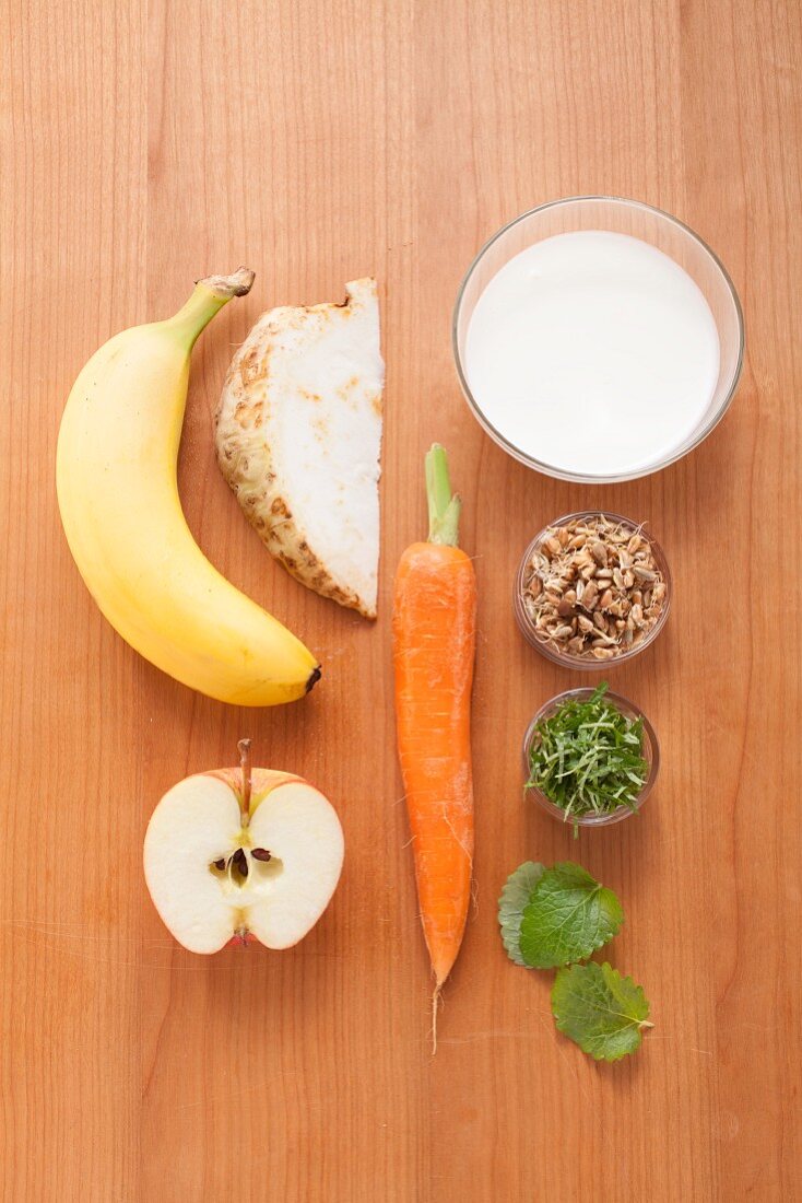 Zutaten für pikantes Frühstück mit Getreidekeimlingen, Apfel und Banane