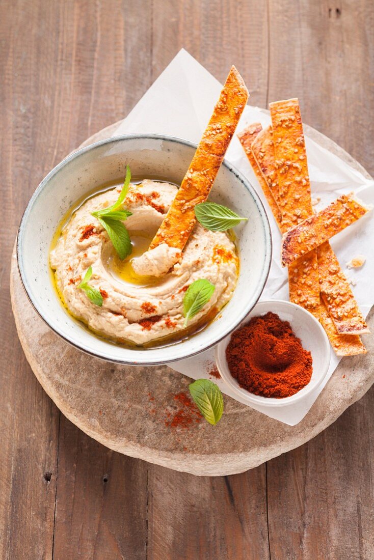 Hummus mit Sesam-Tortilla-Sticks