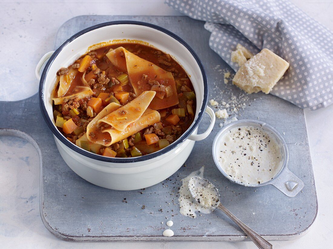Lasagne-Suppe mit Rinderhack und Gemüse – Bild kaufen – 12336266 ...