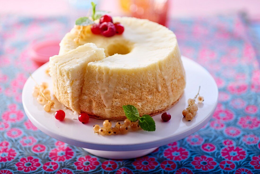 Angel Food Cake dekoriert mit Beeren auf Kuchenständer (USA)