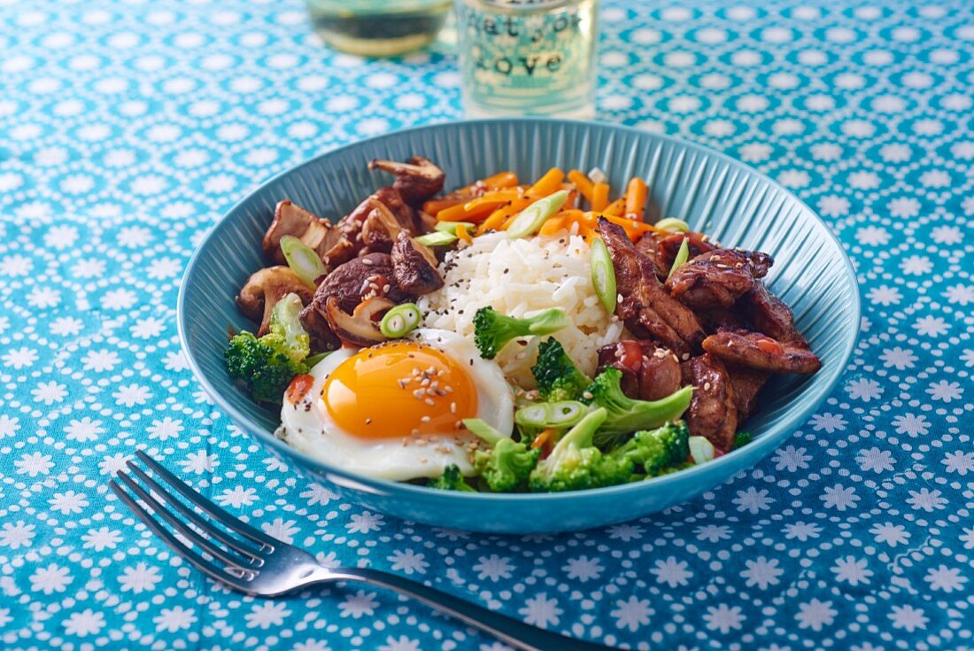 Bibimbap (Reis mit Rindfleisch, Gemüse, Ei und Gochujang, Korea)