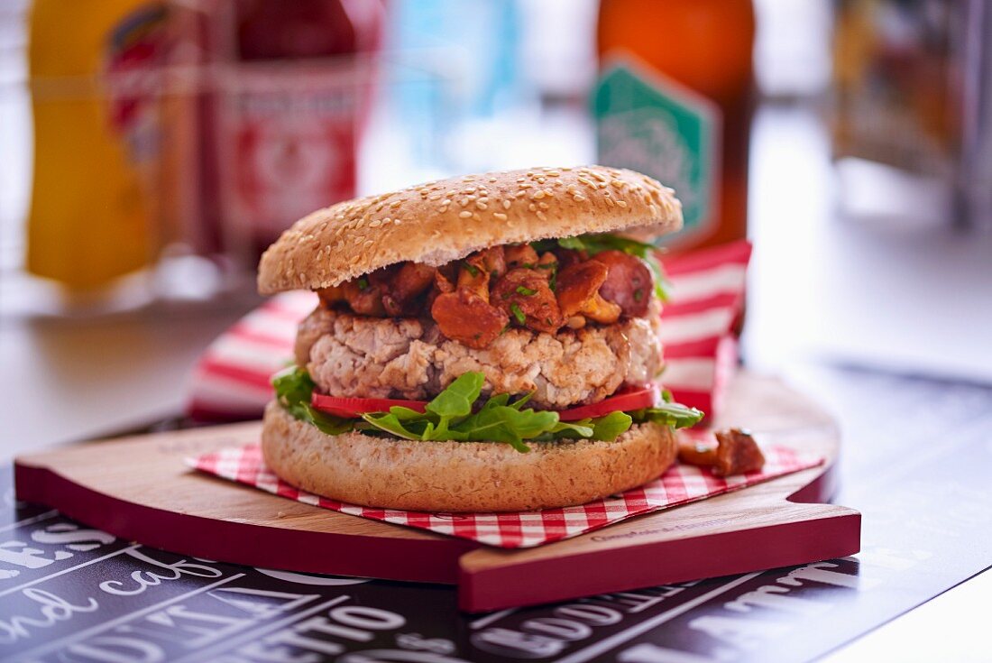 Burger mit Kalbshackfleisch, Pfifferlingen und Rucola