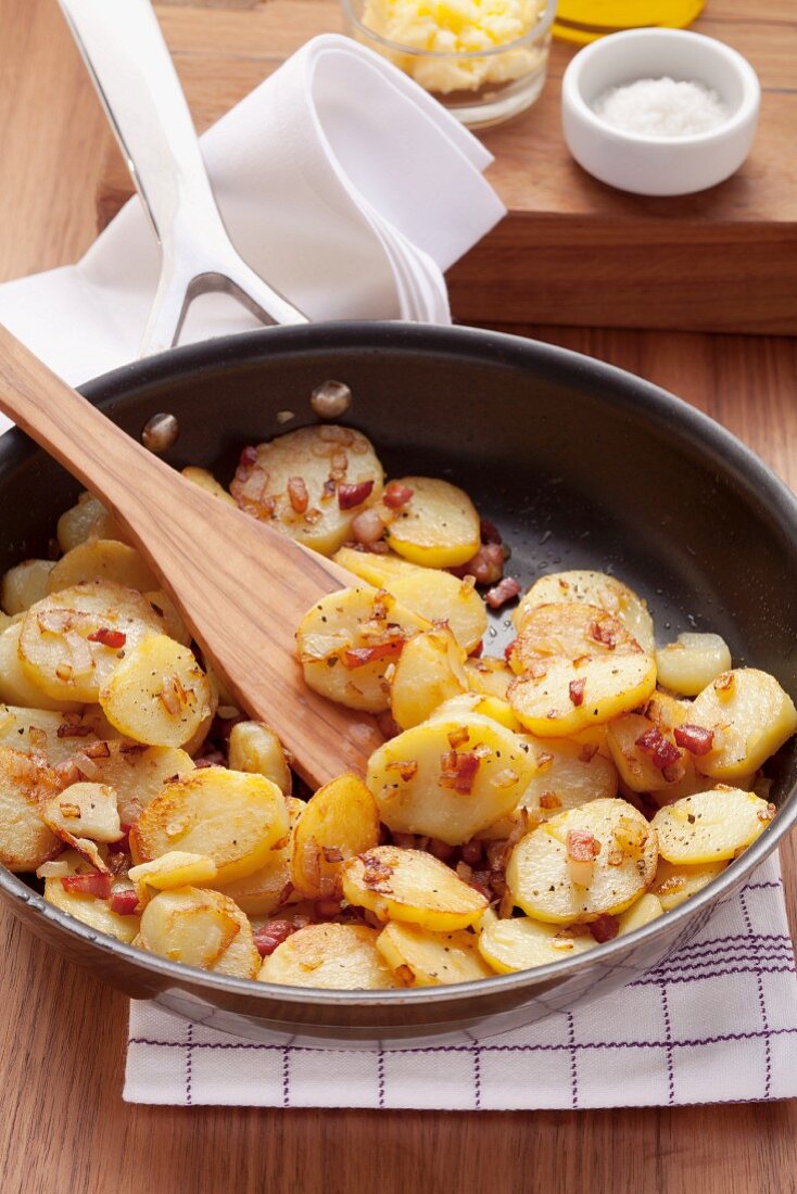 Fried potatoes with onions and bacon