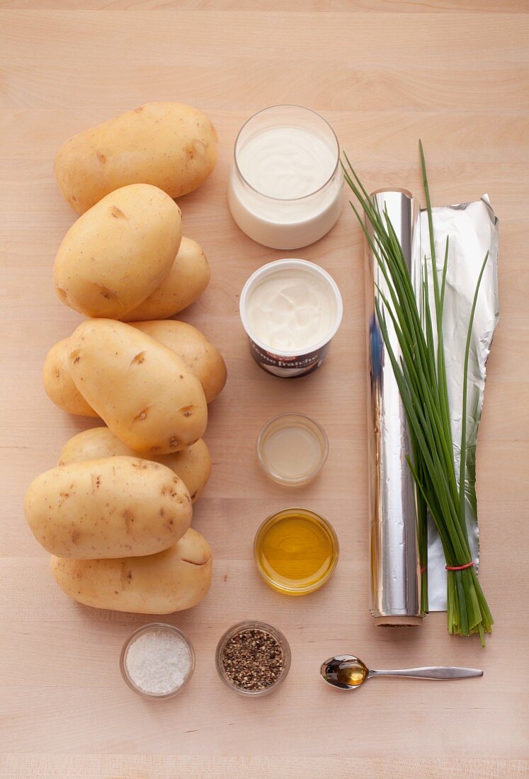 Zutaten für Ofenkartoffeln mit Creme fraiche und Schnittlauch