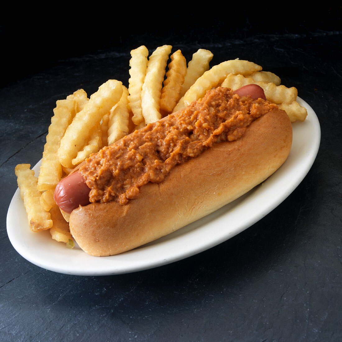 Hot Dog mit Chilisauce (Coney) und Pommes Frites