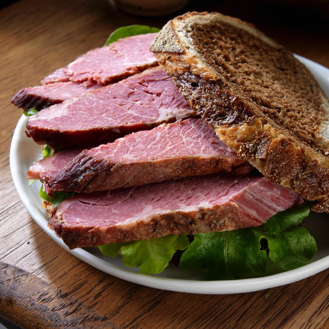 Roggenbrot-Sandwich mit Corned Beef und Blattsalat