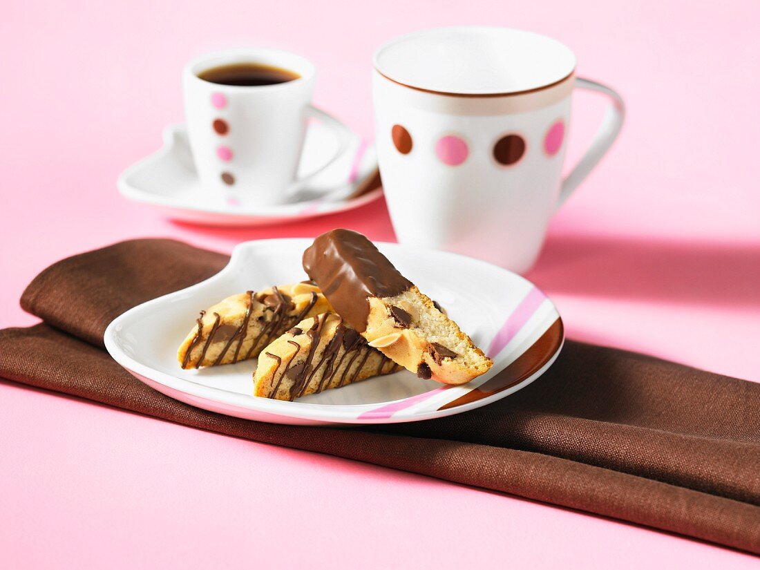 Biscotti mit Schokostücken und Schokoüberzug