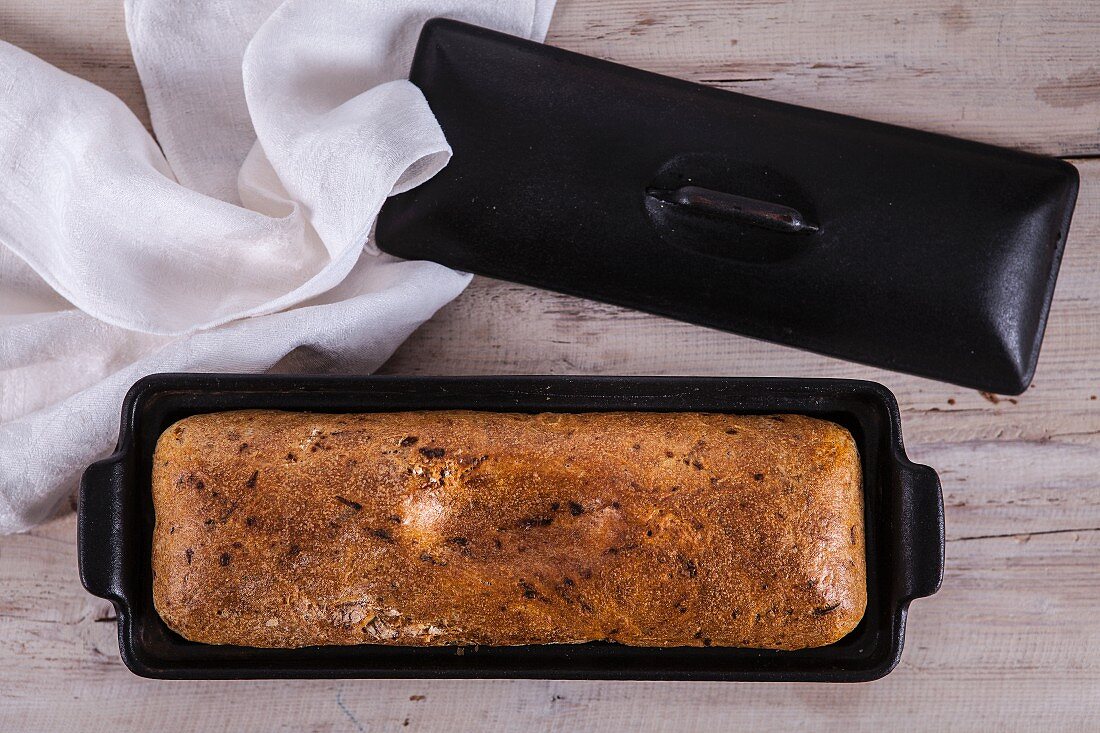 Zucchini-Kartoffelbrot in Gusseisenform (Aufsicht)