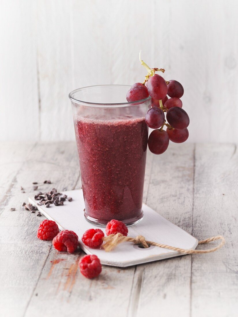 A red radish and raspberry smoothie with purple grapes (Sirtfood)