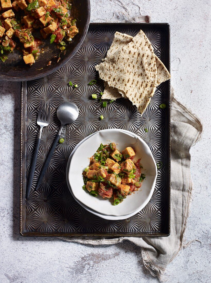 Vegane Tofupfanne mit Tomaten und Koriander