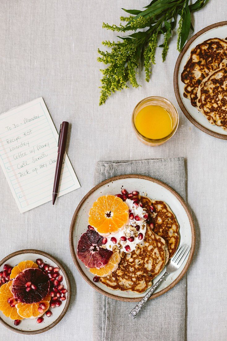 Pancakes zum Frühstück mit Orangen- und Blutorangenscheiben
