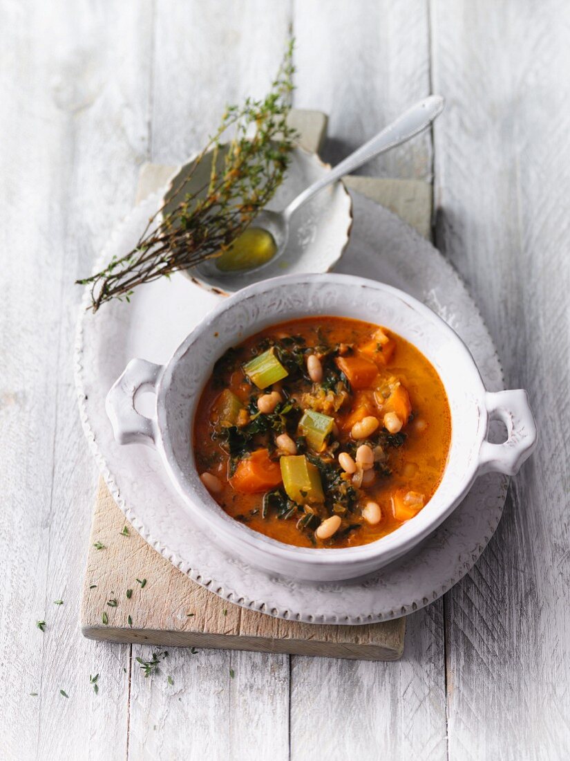 Veganer Kohleintopf mit weissen Bohnen (Sirtfood)