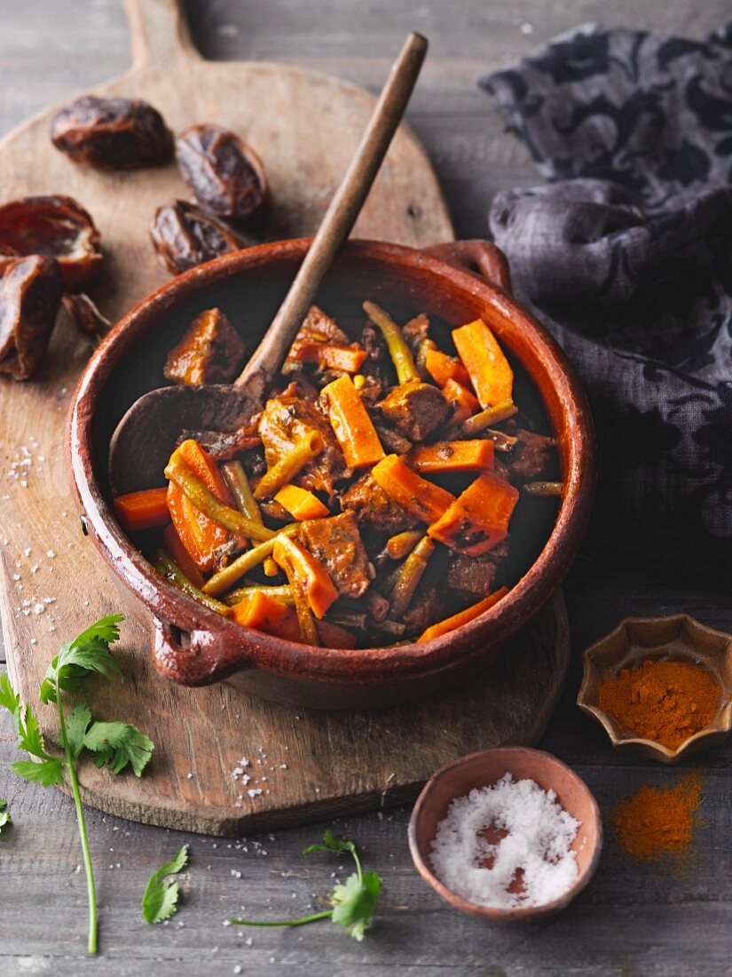 Lamm-Tajine mit Möhren, Bohnen und Datteln (Sirtfood)