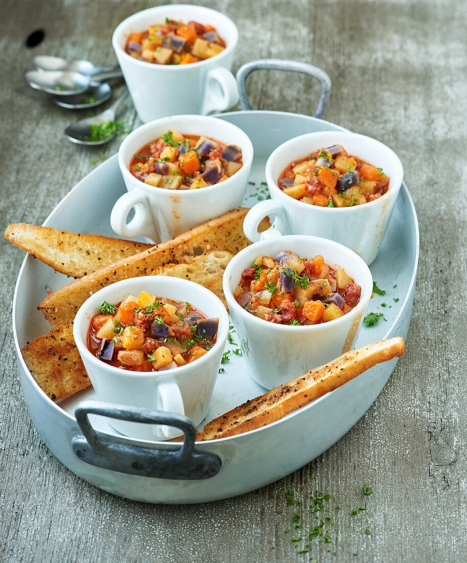 Colourful potato pots with chorizo ​​and spicy toast