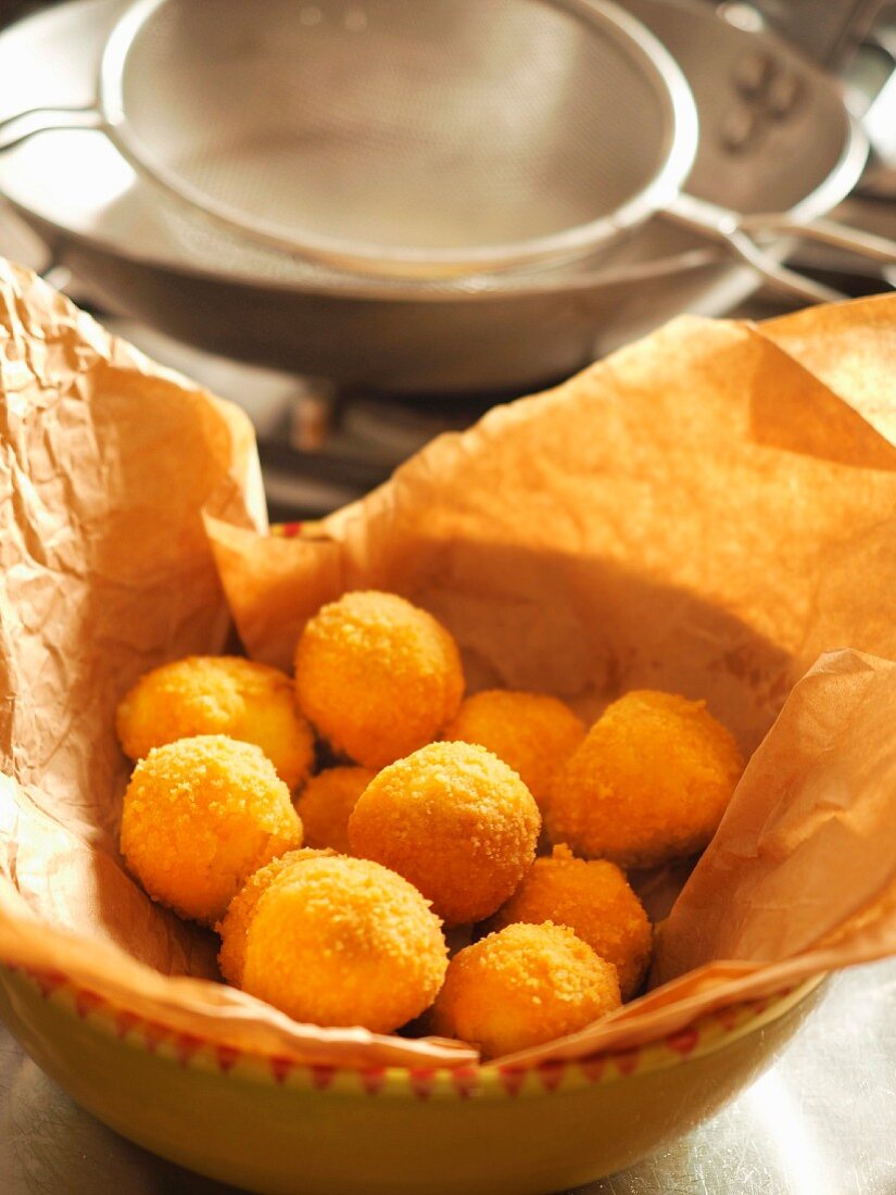 Kartoffelkroketten in einer Schale mit Papier (Genua, Italien)