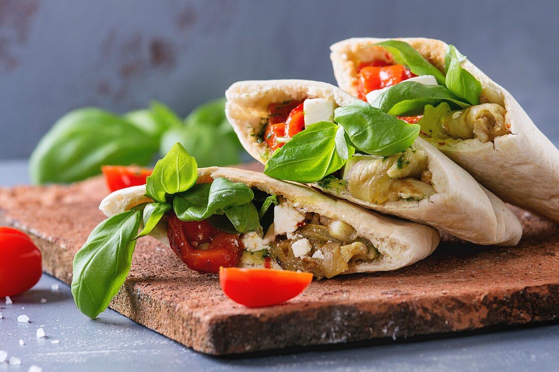 Pita-Sandwiches mit Grillgemüse, Tomaten, Feta und Basilikum