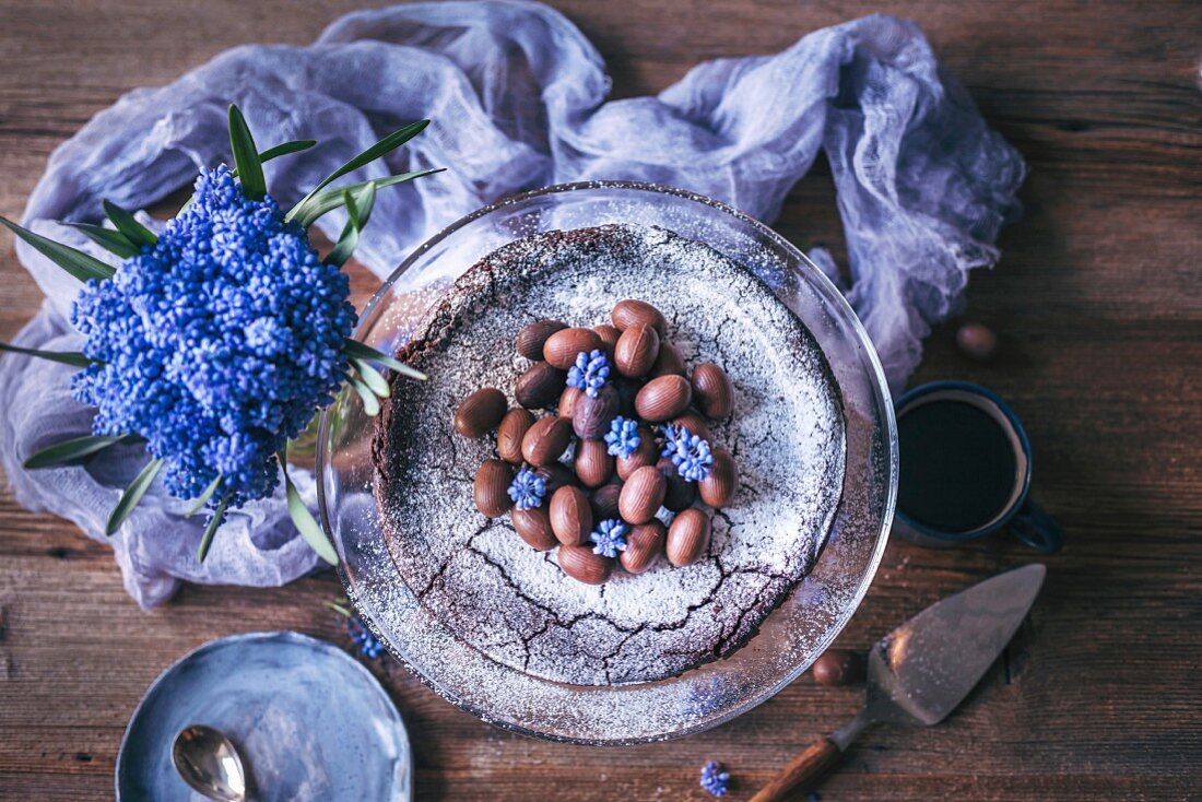 Kladdkaka (Schokoladenkuchen, Schweden) dekoriert mit Schokoeiern fürs Osterfest