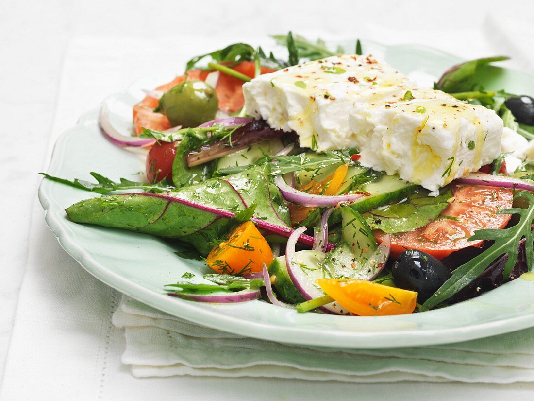 Griechischer Salat mit Feta und Kräutern